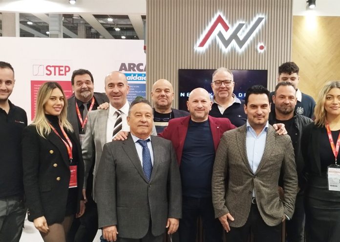 Η ομάδα της Alfa Wood Group στο περίπτερο της εταιρείας κατά τη διάρκεια της διεθνούς έκθεσης Progetto Fuoco