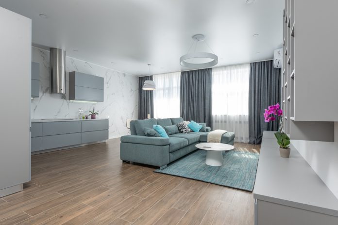 Laminate δάπεδο σε σύγχρονο σαλόνι κατοικίας με φυσική υφή ξύλου και minimal αισθητική