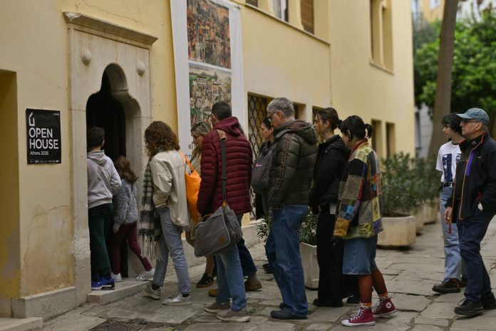Επισκέπτες σε κτίριο του OPEN HOUSE ATHENS 2026 κατά τη διάρκεια αρχιτεκτονικής ξενάγησης στην Αθήνα