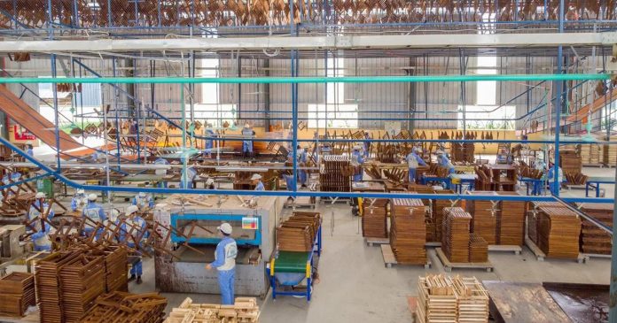 Εργοστάσιο παραγωγής επίπλων στο Βιετνάμ με εργαζόμενους σε γραμμή παραγωγής ξύλινων προϊόντων για εξαγωγές